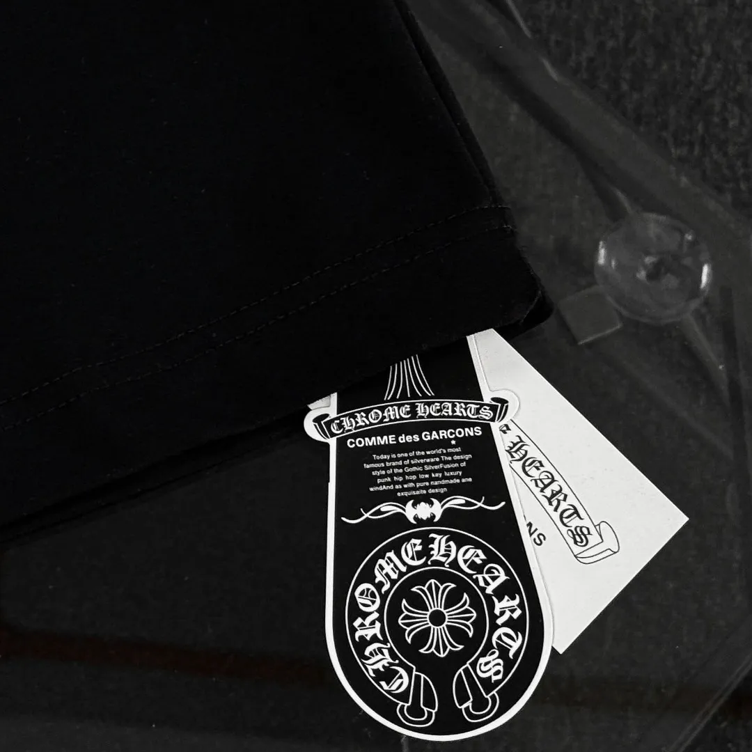 P170 Chrome Hearts 25 high-end versions. The fabric is made of 300 grams of high-density pure cotton. It does not deform or shrink. It has three labels. It is the same style for men and women. Technology: suede foaming + digital printing. Color: white, black. SIZE: S-XL.